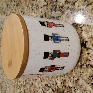 NWT Ciroa Nutcracker Vacuum sealed Porcelain Canister